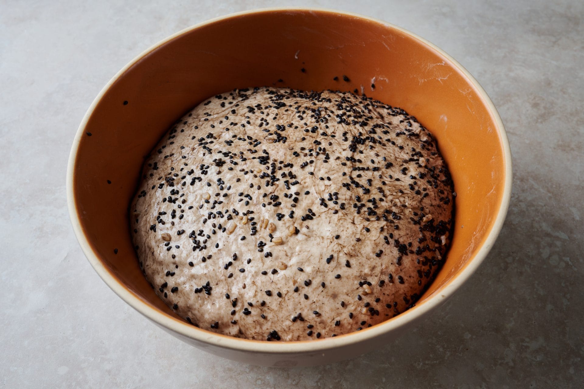 Masa con complementos de sésamo y arroz integral añadidos