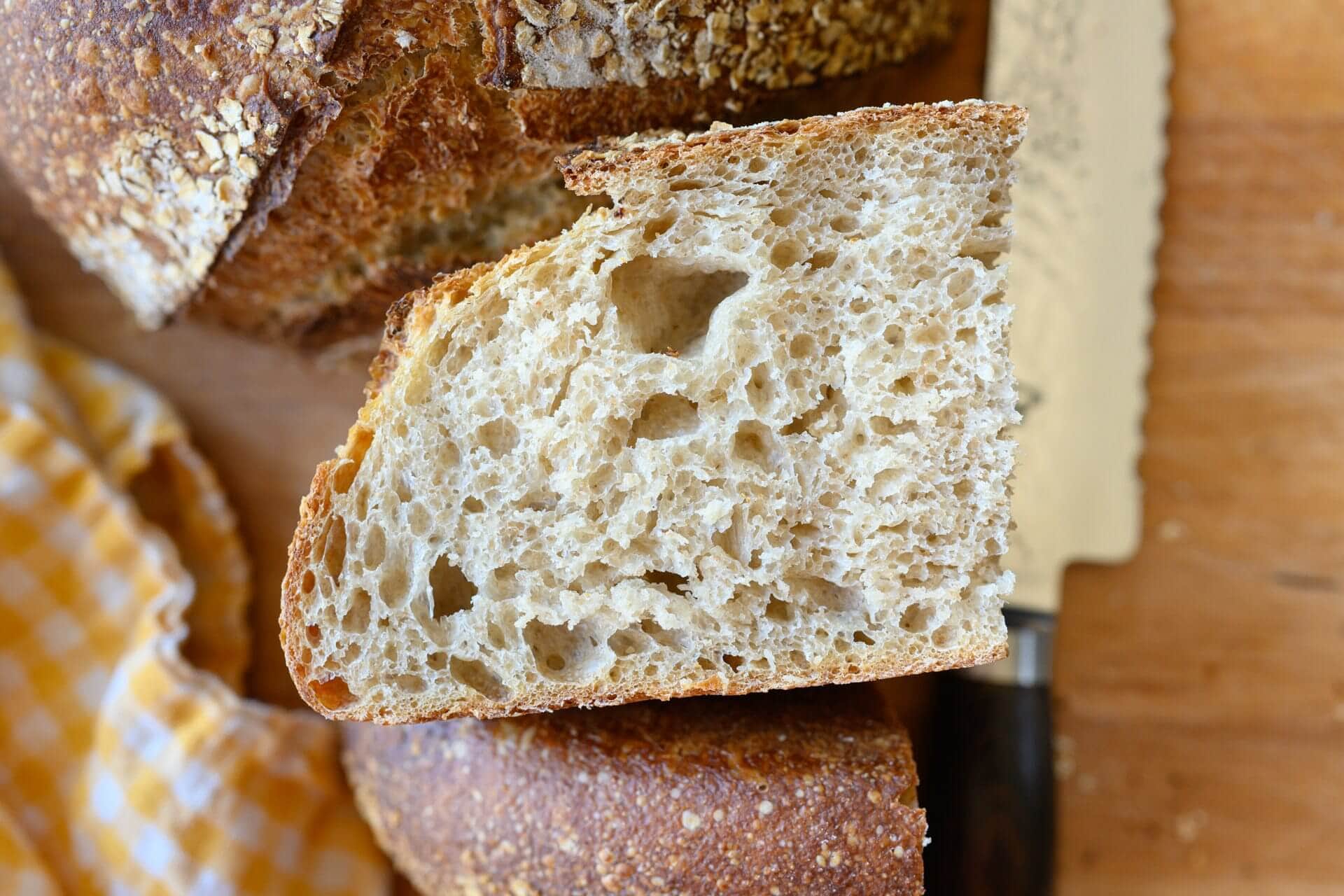 Miga de pan de masa madre de trigo malteado