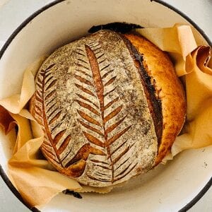 ¿Deberías invertir en un horno holandés para hornear pan de masa madre?  ¡SI!