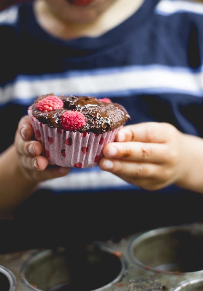 muffins de espelta de frambuesa con trozos de chocolate |  La zanahoria inteligente