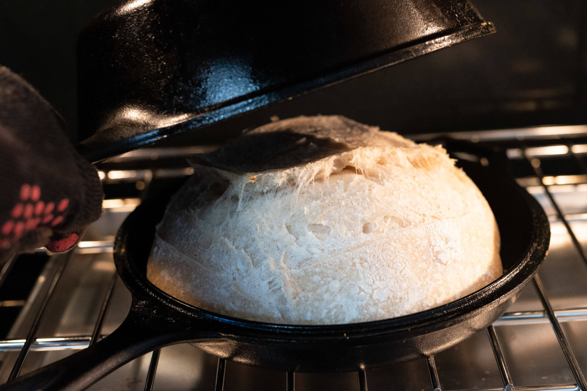 Hornear pan en un horno holandés a través de @theperfectloaf