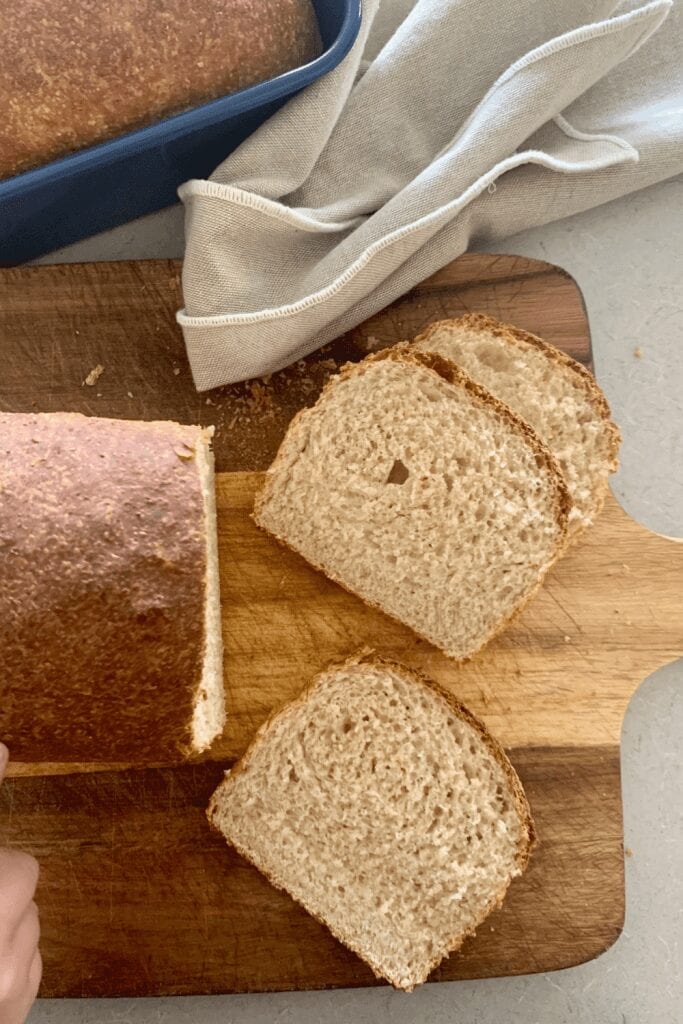 Fácil pan de sándwich de masa fermentada de trigo integral.