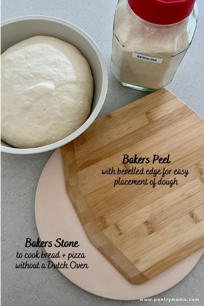 Foto que muestra la cáscara de los panaderos y la piedra para pizza para hornear pan.  Banneton cesta de masa y tarro de sémola también en la foto