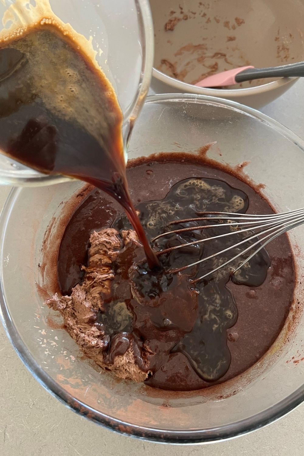 Agregar café caliente y prefermento a la masa de pastel de chocolate con masa fermentada