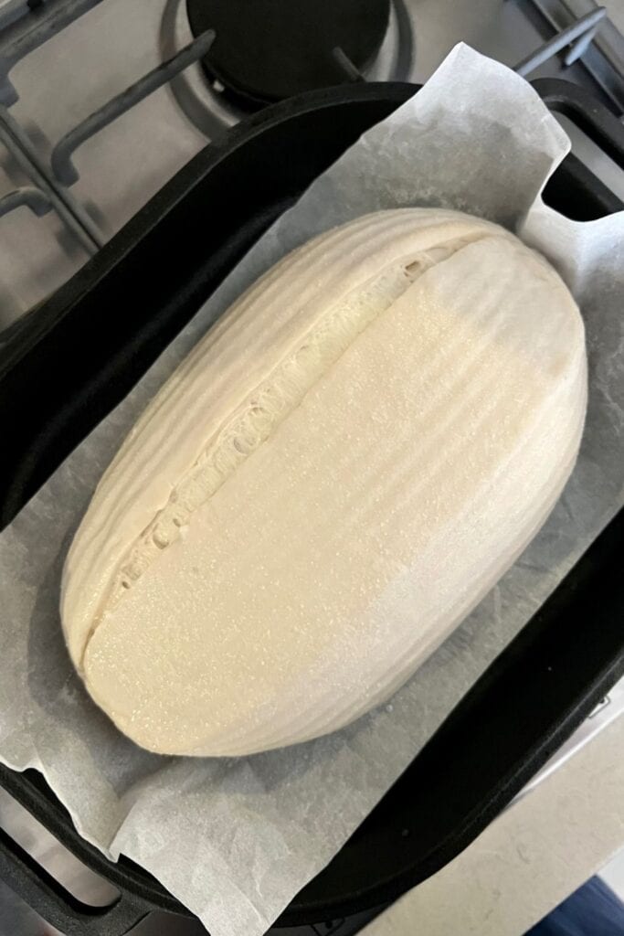 ¿Hornear con hielo te dará mejor pan de masa fermentada?  Esta foto muestra un pan de masa fermentada justo antes de colocarlo en el horno.