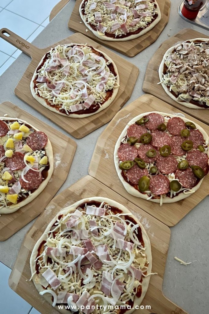 Los mejores aderezos para pizza casera: esta foto muestra 6 pizzas caseras, todas con diferentes aderezos.