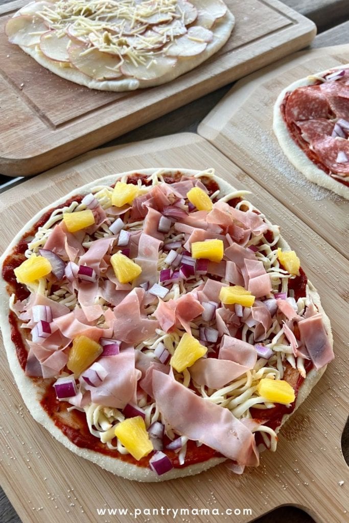 Pizza casera cubierta con piña y jamón