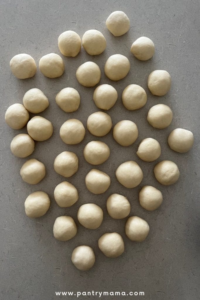 Bolas de masa listas para hacer pan de mono