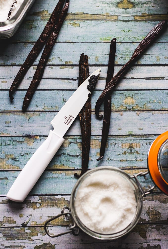 Vainas de vainilla con azúcar y un cuchillo de cocina blanco |  lazanahoriainteligente.com