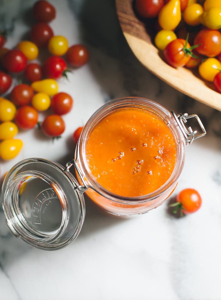 Salsa de tomate casera con cebolla y mantequilla en un tarro de albañil