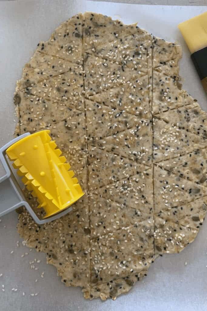 Galletas de descarte de masa fermentada con semillas: herramienta para cortar galletas que facilita marcar las galletas.