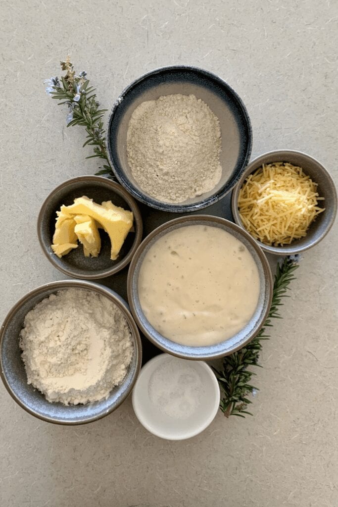Ingredientes para la receta de galletas saladas de descarte de masa madre