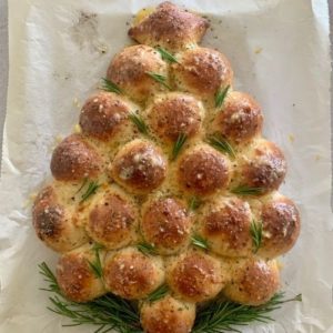 Árbol de Navidad de masa fermentada con queso y ajo