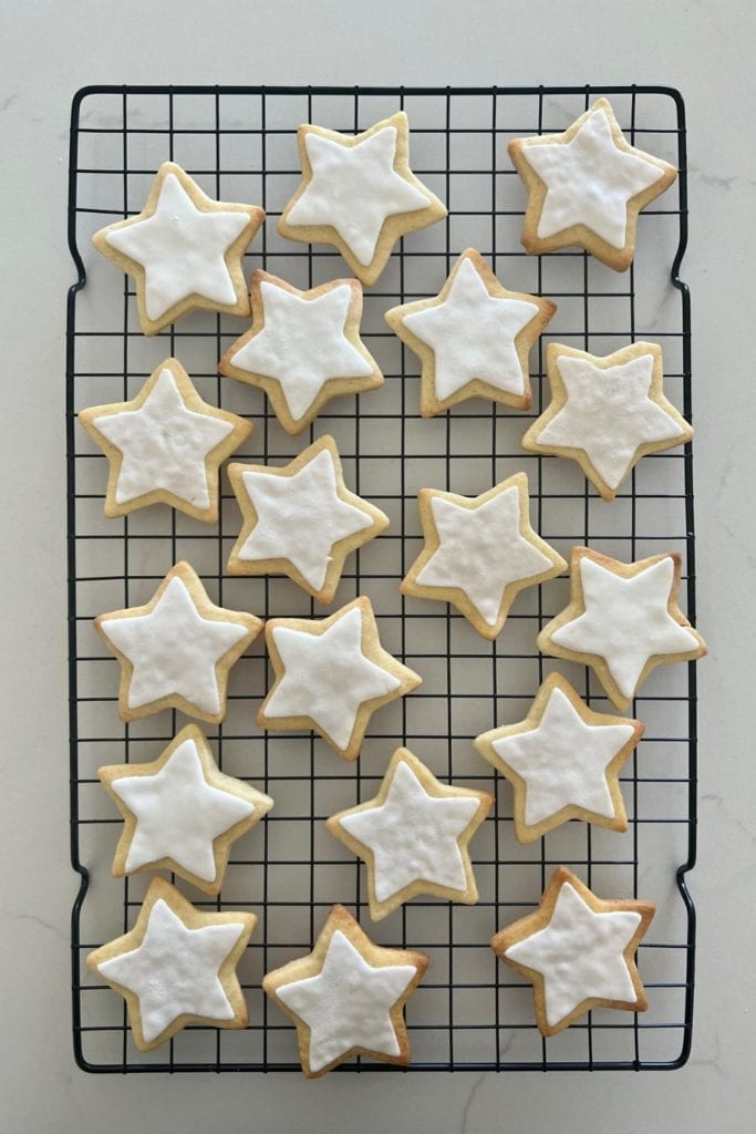 Galletas de azúcar de masa madre decoradas con estrellas de fondant blanco. 