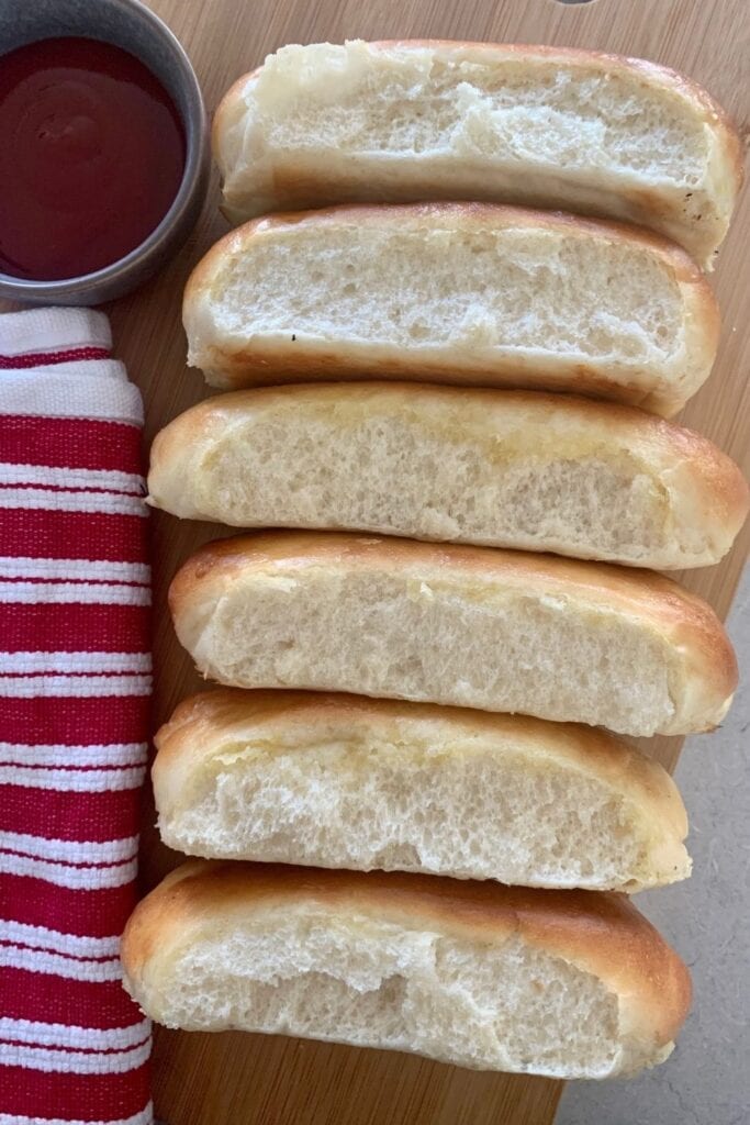 Rollos esponjosos de hot dog de masa fermentada.