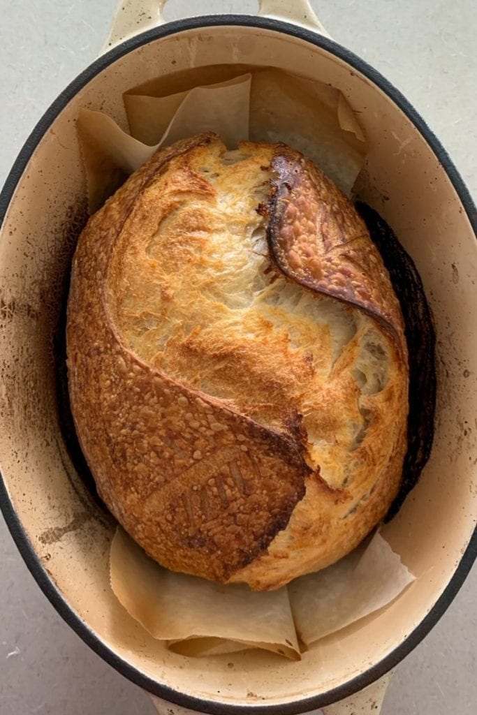 Pan de masa fermentada puntuado con un patrón de puntuación "S"