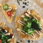 Panqueques salados de Okonomiyaki japonés con masa madre