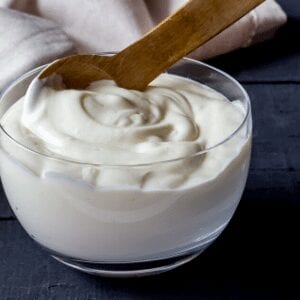 Yogur espeso y cremoso de Thermomix hecho en casa con unos pocos ingredientes simples.