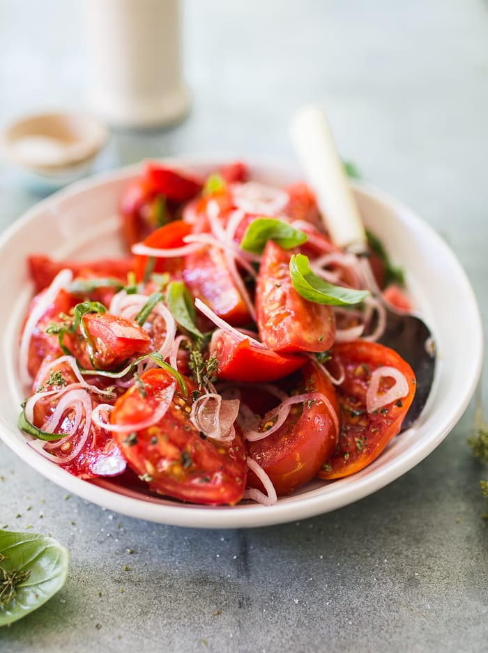 ensalada de tomate de verano con hierbas enredadas |  lazanahoriainteligente.com