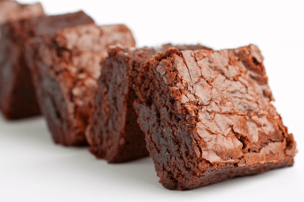 Diferencia entre brownies y pastel (explicación de 6 razones)