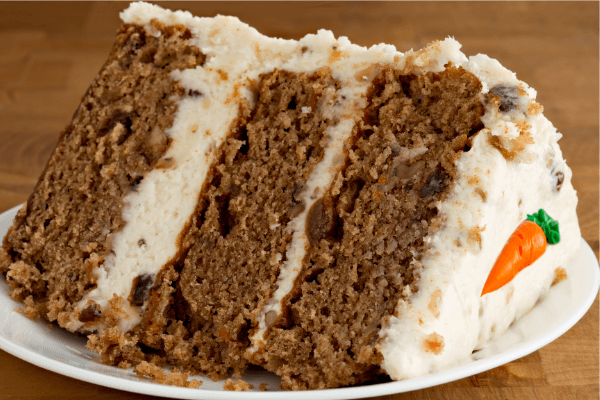 ¿El pastel de zanahoria necesita ser refrigerado y cómo almacenarlo?