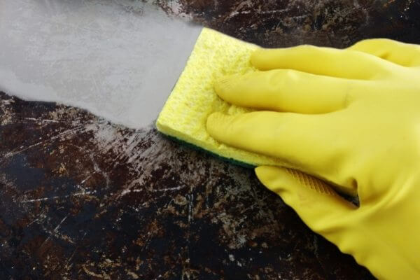 4 formas probadas y verdaderas de eliminar el óxido de las bandejas para hornear