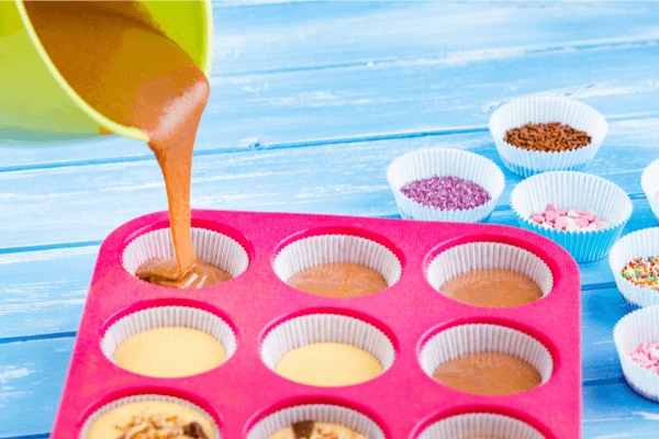Cómo usar moldes de silicona para hornear (6 sencillos pasos)