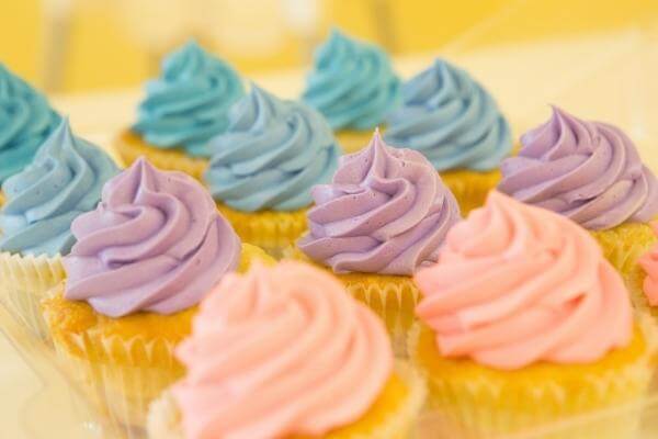 2 formas rápidas de congelar cupcakes (y cómo descongelarlos)