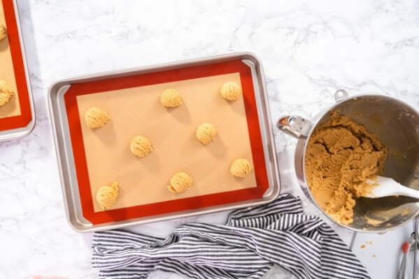 Cómo limpiar la base de silicona para hornear (4 métodos fáciles)