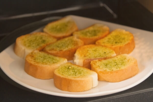 4 maneras fáciles de recalentar el pan de ajo a la perfección crujiente con ajo