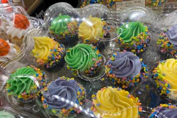 ¿Se deben refrigerar los cupcakes durante la noche (respuesta rápida)?