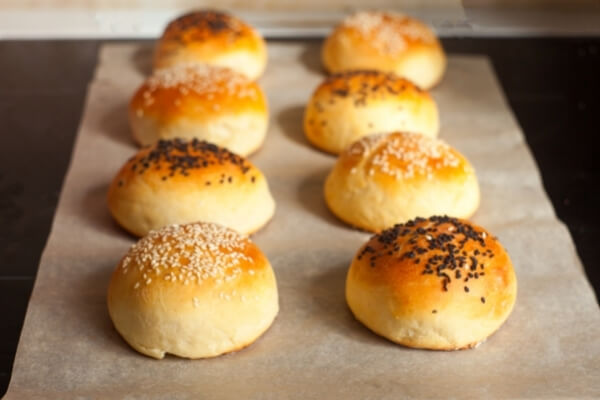 Los 6 mejores sustitutos del papel pergamino para hornear