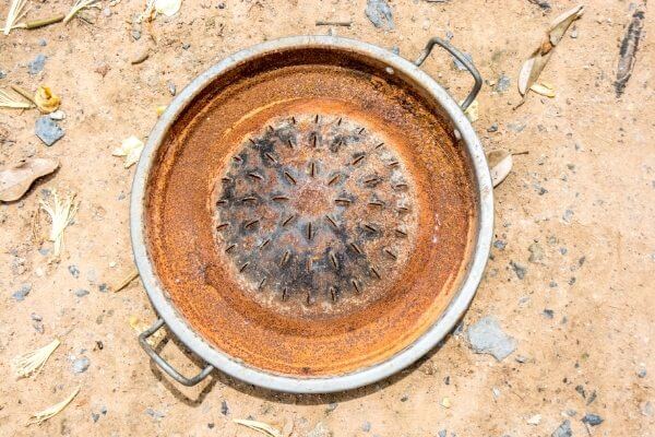 4 formas probadas y verdaderas de eliminar el óxido de las bandejas para hornear