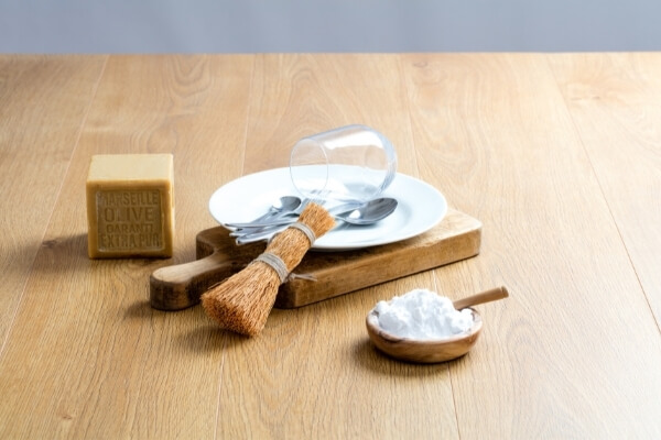 5 maneras súper fáciles de dejar una fuente de vidrio para hornear reluciente