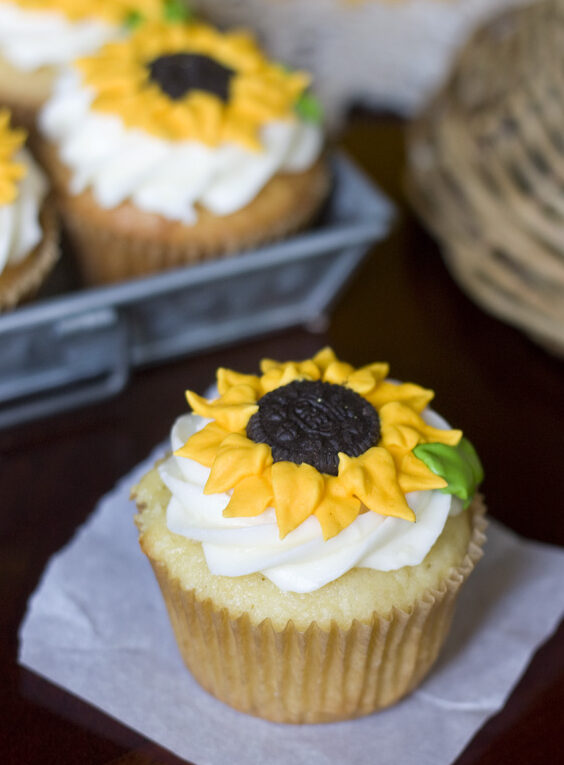 El gusto por lo dulce de Erica » Cupcakes de limón y girasol
