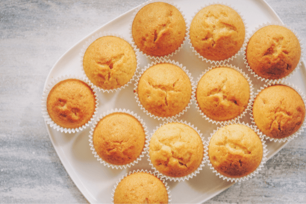 Cómo almacenar cupcakes y mantenerlos frescos (4 soluciones)