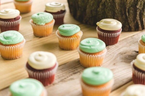 Cuánto tiempo hornear mini cupcakes (respuesta rápida y por qué)