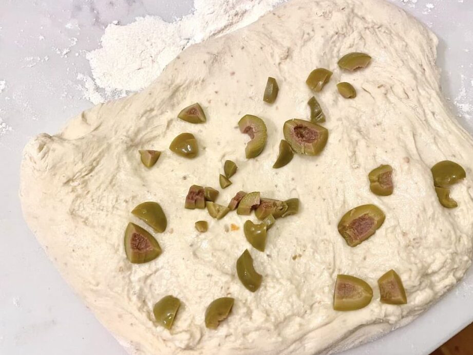 Agregar aceite de oliva al pan de masa fermentada Pan de masa madre fácil con aceite de oliva - Our Gabled Home