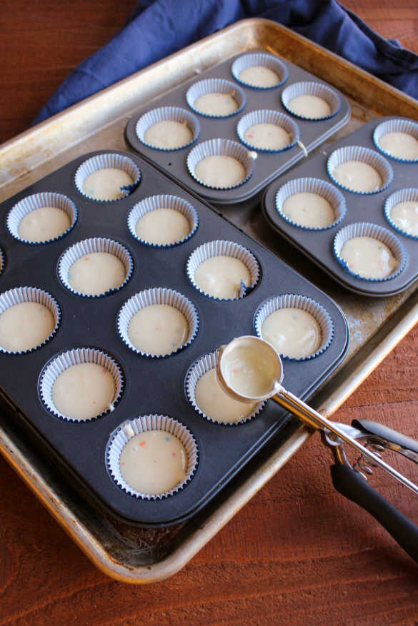 Cómo hacer mini cupcakes con una mezcla para pastel