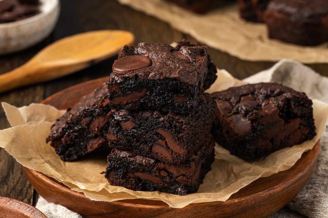 Corta los brownies de la manera correcta (4 pasos simples) Brownies de mezcla para pastel dulce |