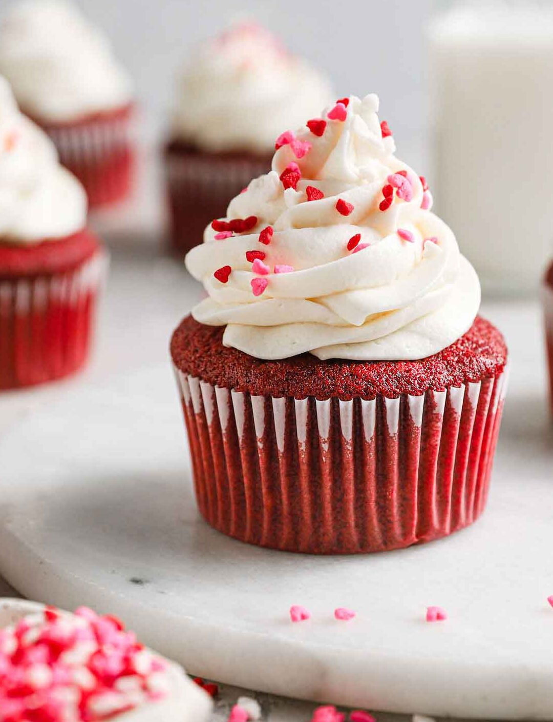Cupcakes Red Velvet con glaseado de queso crema - Brown Eyed Baker