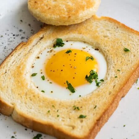 huevos en una canasta