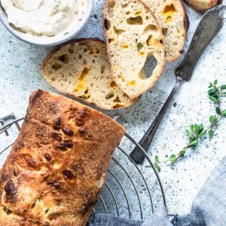 Pan de masa madre con queso cheddar y jalapeño