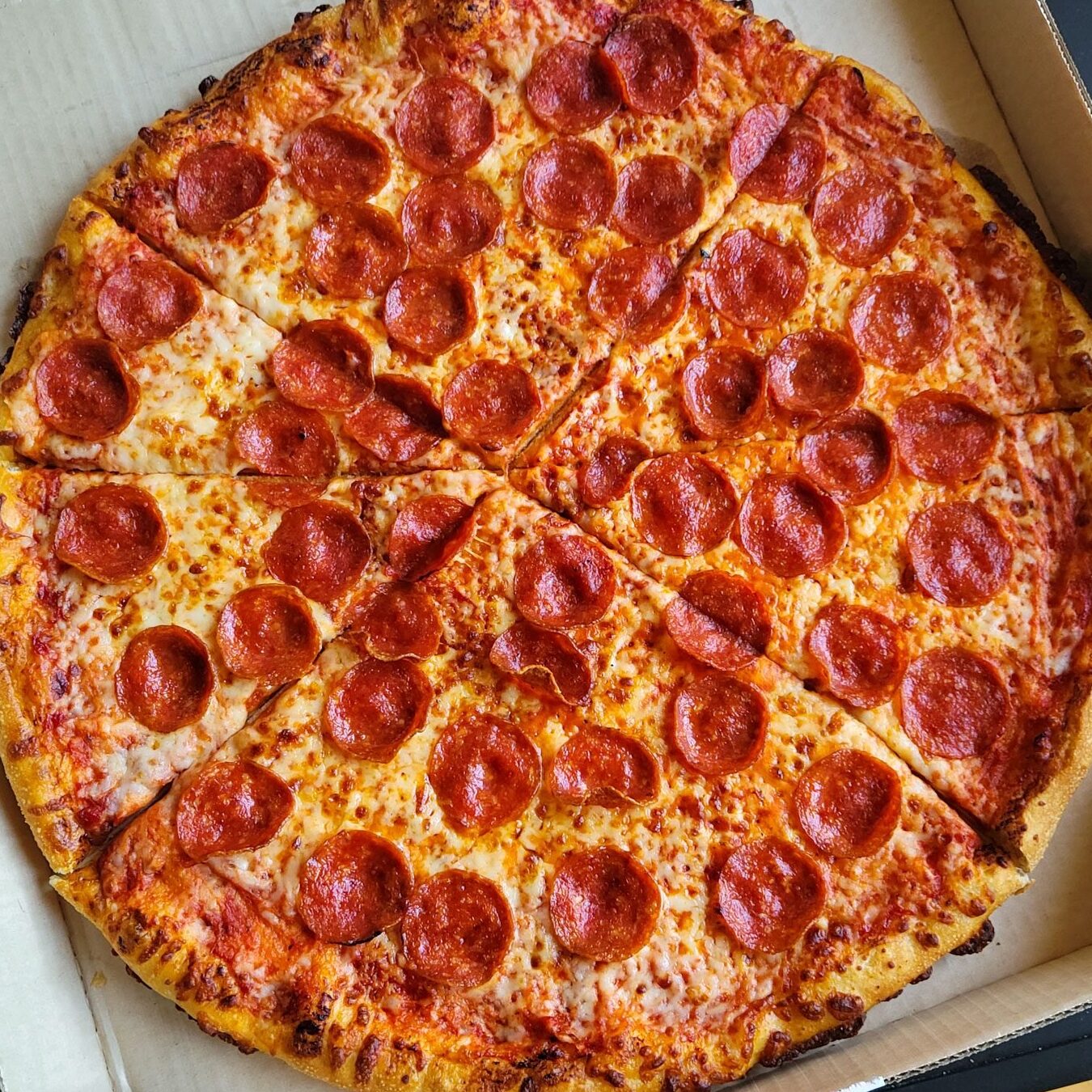 Pizza Hut Big New Yorker versus verdadera pizza al estilo de Nueva York [Revisión]