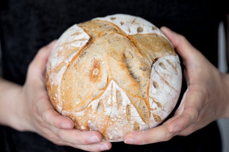 Recetas de descarte de masa fermentada durante la noche – The Pantry Mama Pan de masa madre en lotes pequeños: delante del tomillo