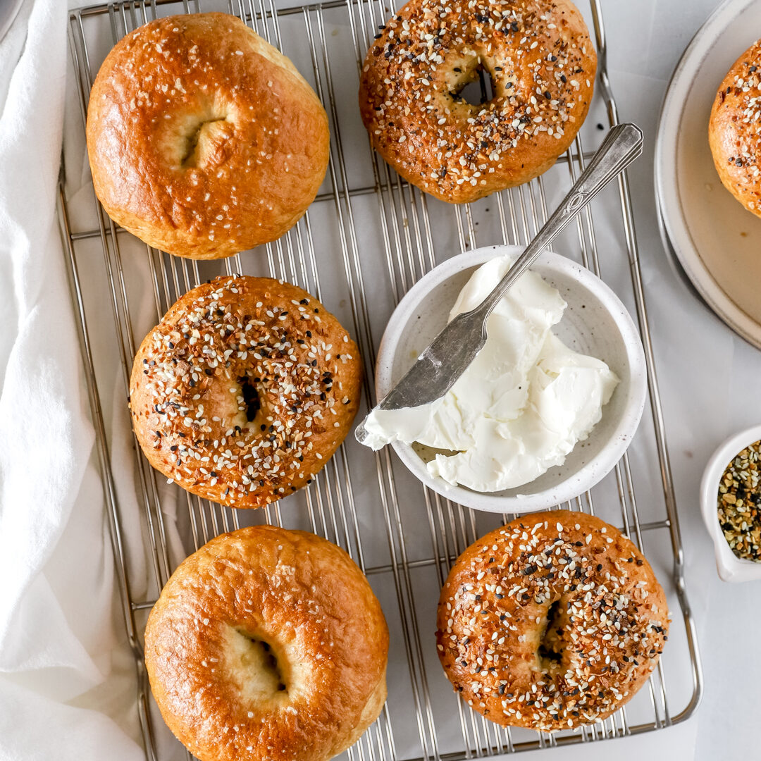 Bagels de masa madre masticables (receta fácil de desechar)