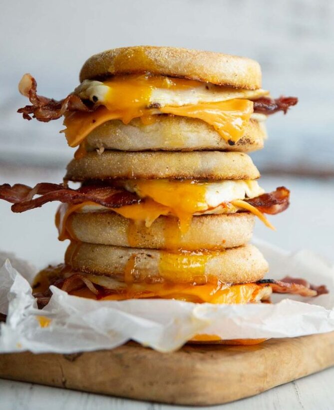 Sándwiches de desayuno con muffins ingleses |