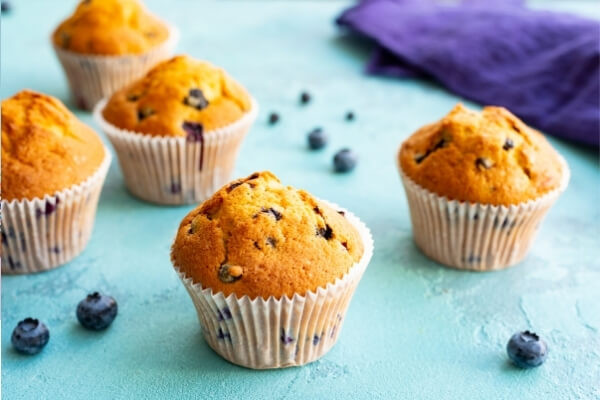 ¿Cómo hornear cupcakes sin forros? (2 trucos simples)