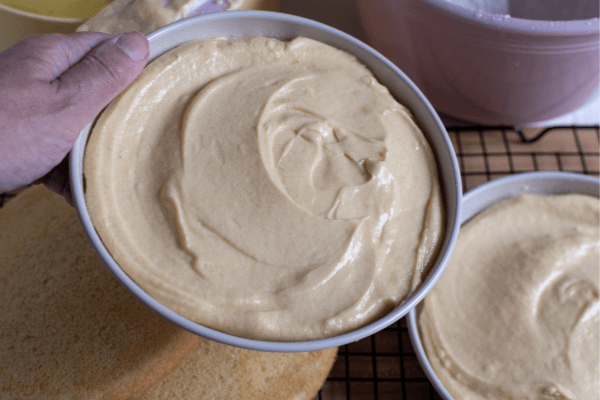 ¿Se puede refrigerar la masa para pasteles y cómo almacenarla?